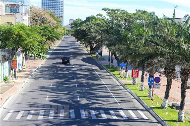 Các tuyến đường chính trên địa bàn thành phố Đà Nẵng vắng bóng người đi lại. (Ảnh: Trần Lê Lâm/TTXVN)