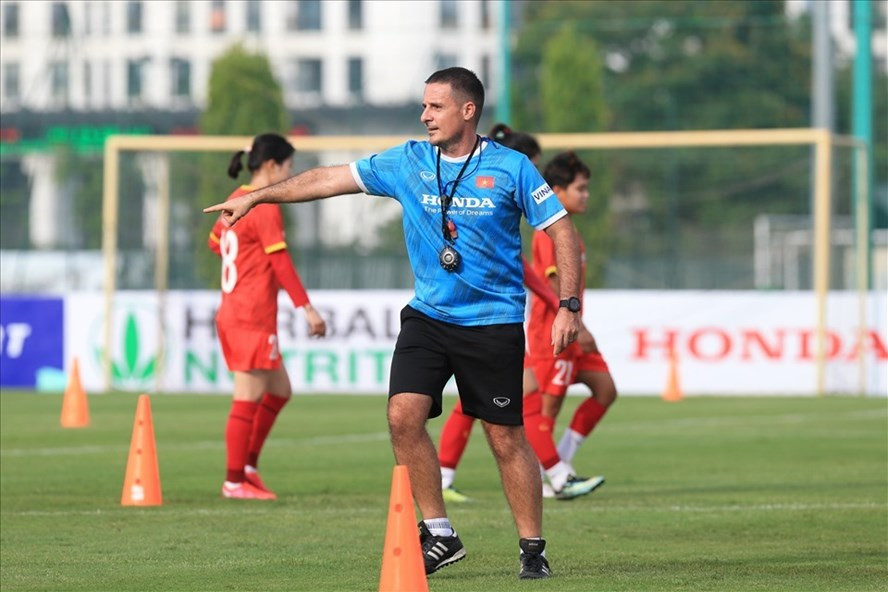 Huấn luyện viên thể lực Cedric Roger. Ảnh: VFF