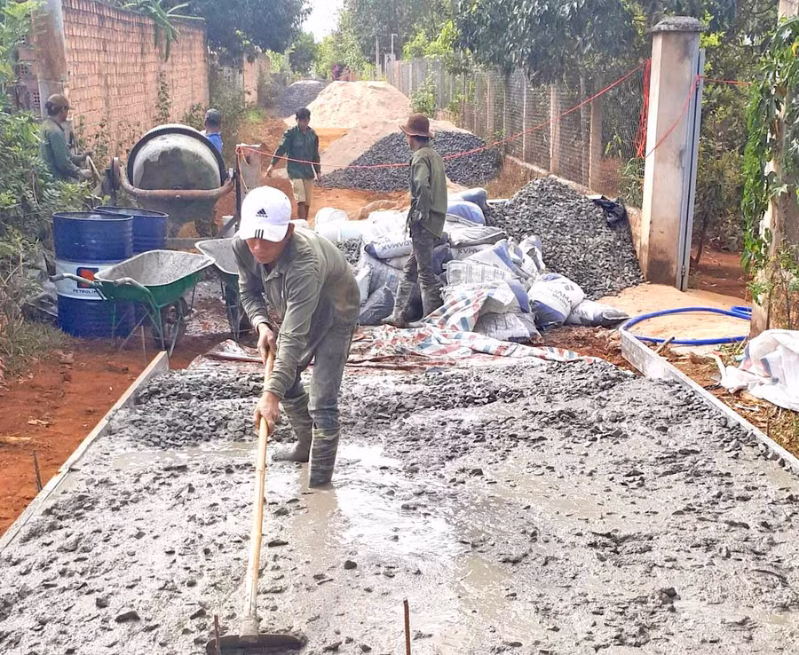 Người dân huyện Chư Păh tích cực góp công, hiến đất để làm đường giao thông nông thôn (ảnh chụp trước tháng 4-2021). Ảnh: Lê Nam