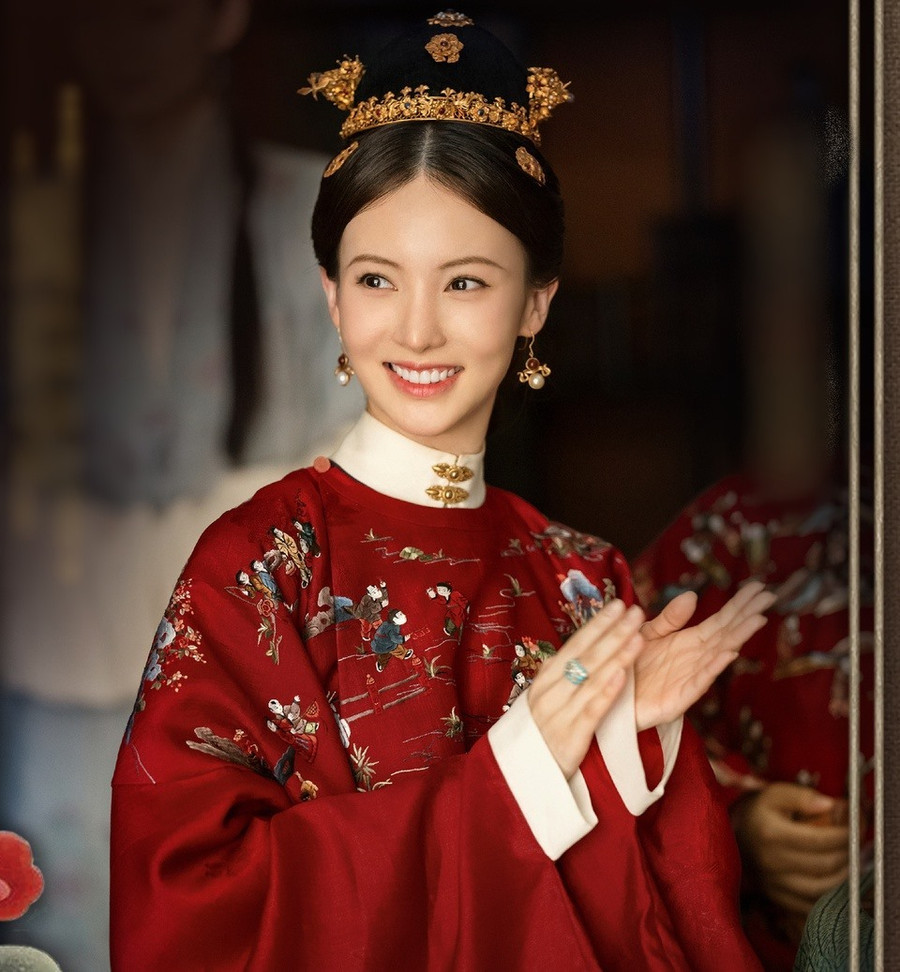 Trong phim, Kim Thần đảm nhận vai con dâu thứ 3 Hứa Phượng Kiều. Sau khi được gả cho tam thiếu gia ham ăn biếng làm Tôn Kim Các, Phượng Kiều mất nhiều công sức để 