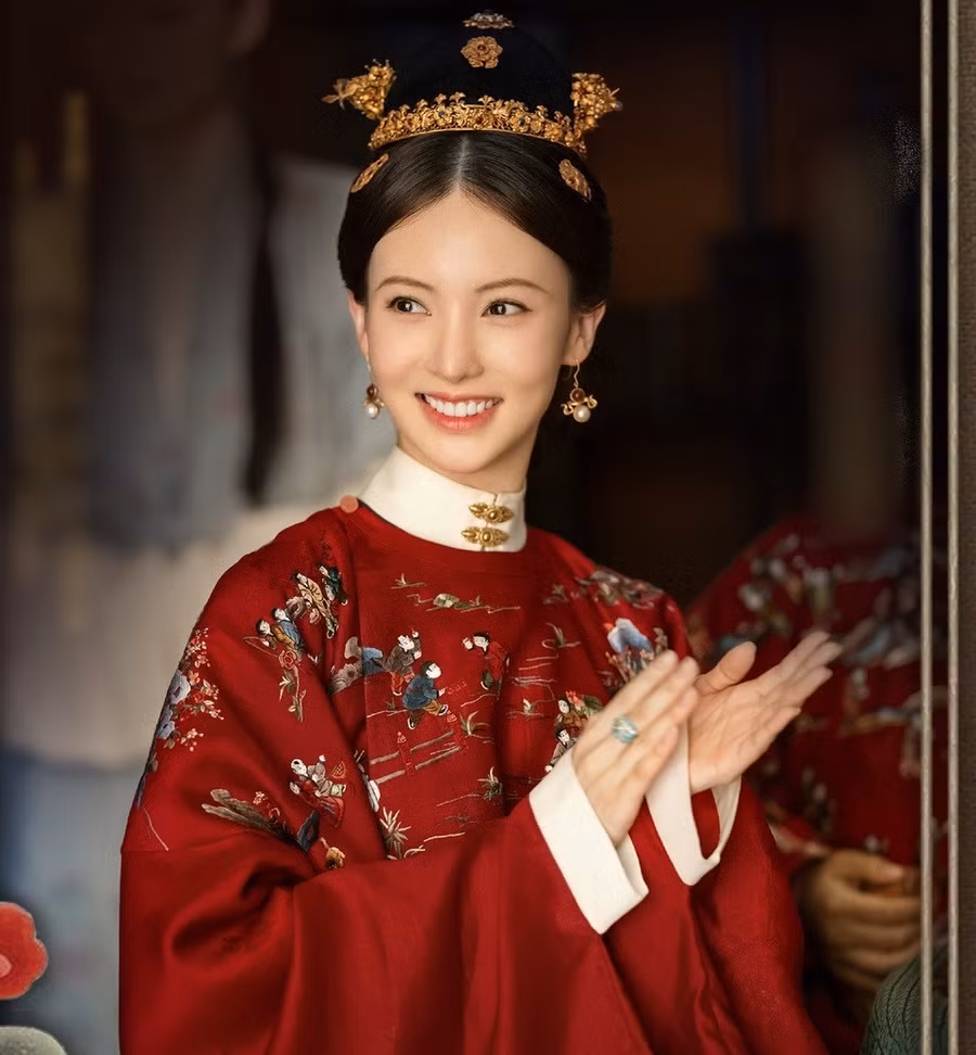 Trong phim, Kim Thần đảm nhận vai con dâu thứ 3 Hứa Phượng Kiều. Sau khi được gả cho tam thiếu gia ham ăn biếng làm Tôn Kim Các, Phượng Kiều mất nhiều công sức để 