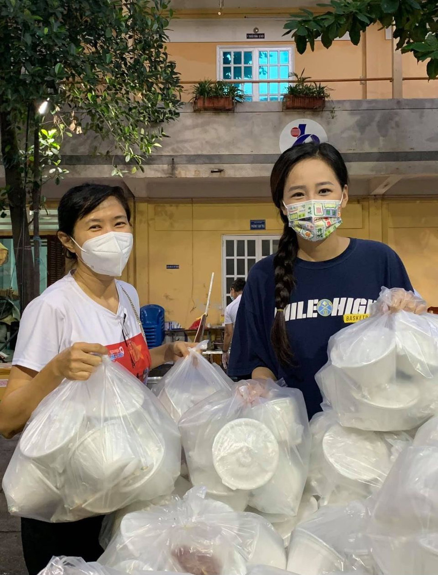 Khoảnh khắc người đẹp sinh năm 1988 giản dị đi làm từ thiện được mọi người khen ngợi. Ảnh: TL Khoảnh khắc người đẹp sinh năm 1988 giản dị đi làm từ thiện được mọi người khen ngợi. Ảnh: TL
