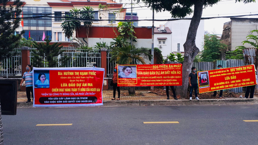 Nhiều khách hàng ngậm đắng nuốt cay, thậm chí bị lừa vì mua nền đất trên giấy. Ảnh: Đình Sơn