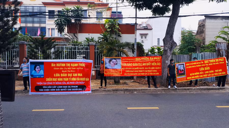 Nhiều khách hàng ngậm đắng nuốt cay, thậm chí bị lừa vì mua nền đất trên giấy. Ảnh: Đình Sơn