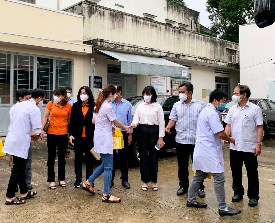 Các đồng chí lãnh đạo tỉnh động viên các thành viên trước khi lên đường vào TP. Hồ Chí Minh chống dịch. Ảnh: Như Nguyện