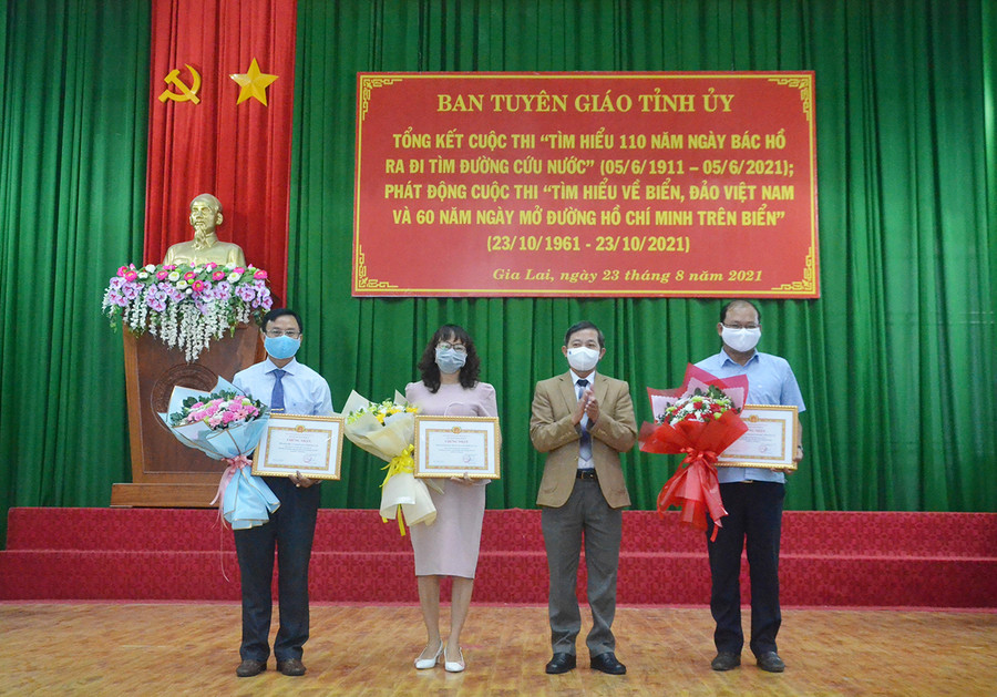 Ban tổ chức cuộc thi trao giải cho các tập thể có thành tích xuất sắc của cuộc thi. Ảnh: Phương Linh