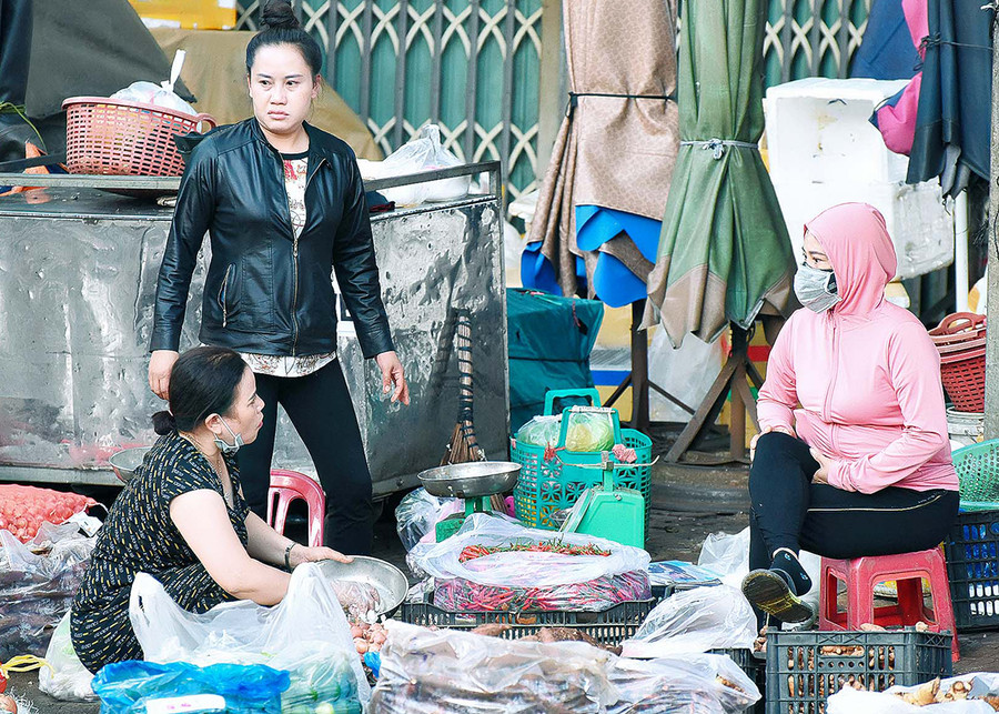 Một số tiểu thương đeo khẩu trang không đúng cách, thậm chí không đeo khẩu trang khi bán hàng để phòng-chống dịch Covid-19. Ảnh: Đức Thụy