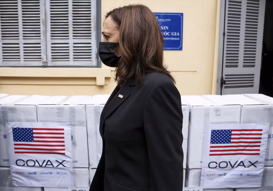 Phó Tổng thống Mỹ Kamala Harris thăm Viện Vệ sinh Dịch tễ Trung ương ngày 26.8. Ảnh: AFP