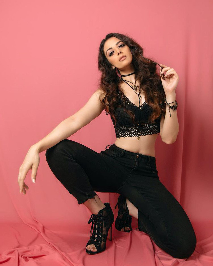 Zoya Afroz tham gia nghệ thuật từ nhỏ