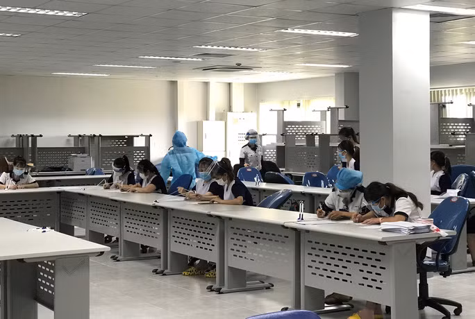  Nhân viên y tế đang thu thập thông tin, điều tra dịch tễ với người lao động đang làm việc tại Công ty Hoya Lens Việt Nam. Ảnh: H.T