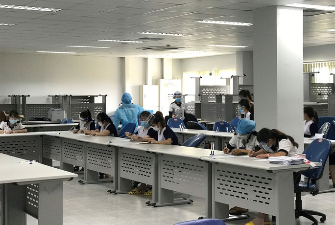  Nhân viên y tế đang thu thập thông tin, điều tra dịch tễ với người lao động đang làm việc tại Công ty Hoya Lens Việt Nam. Ảnh: H.T