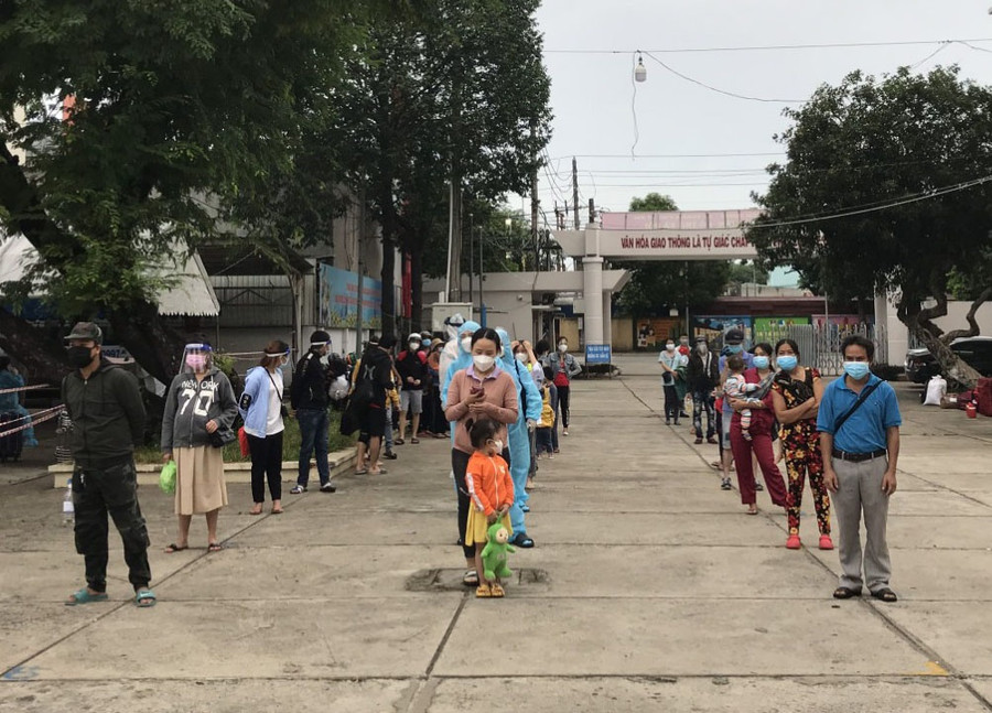 Người dân tại điểm tập trung ở Bình Dương trong sáng 15.8 chuẩn bị được đón về Đắk Lắk. Ảnh: Tỉnh Đoàn Đắk Lắk
