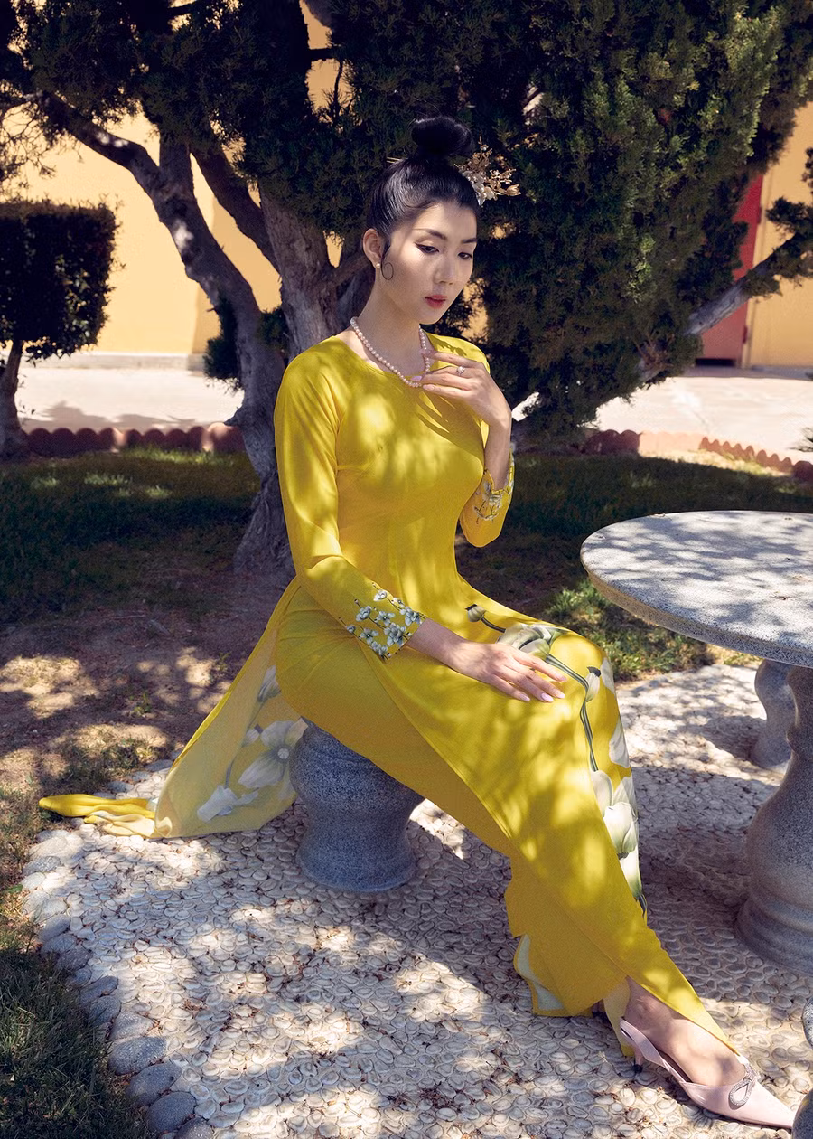 Với mỗi mẫu áo dài, nữ siêu mẫu còn tinh tế lựa chọn những phụ kiện phù hợp nhằm tôn lên vẻ đẹp hoài cổ, thanh thoát và sang trọng của người phụ nữ Việt Nam. Ảnh: NVCC