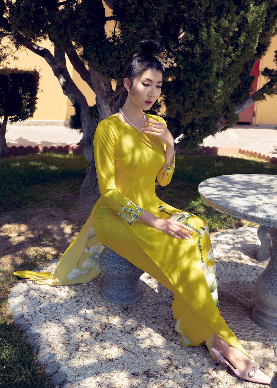 Với mỗi mẫu áo dài, nữ siêu mẫu còn tinh tế lựa chọn những phụ kiện phù hợp nhằm tôn lên vẻ đẹp hoài cổ, thanh thoát và sang trọng của người phụ nữ Việt Nam. Ảnh: NVCC