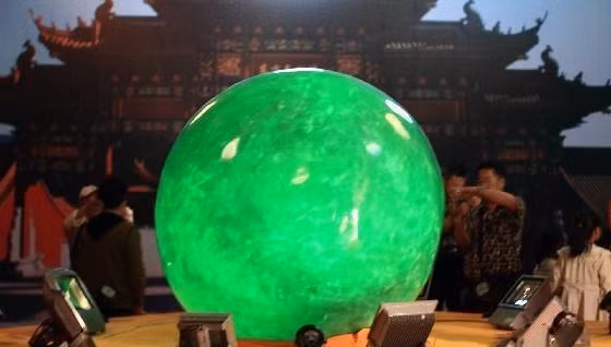 Giá trị của viên dạ minh châu quá cao nên không có thương gia nào sẵn sàng bỏ ra số tiền lớn để mua một tác phẩm nghệ thuật như vậy. Và số phận của nó cuối cùng lại trôi dạt vào trong viện bảo tàng.