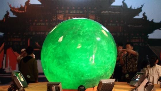 Giá trị của viên dạ minh châu quá cao nên không có thương gia nào sẵn sàng bỏ ra số tiền lớn để mua một tác phẩm nghệ thuật như vậy. Và số phận của nó cuối cùng lại trôi dạt vào trong viện bảo tàng. Giá trị của viên dạ minh châu quá cao nên không có thương gia nào sẵn sàng bỏ ra số tiền lớn để mua một tác phẩm nghệ thuật như vậy. Và số phận của nó cuối cùng lại trôi dạt vào trong viện bảo tàng.