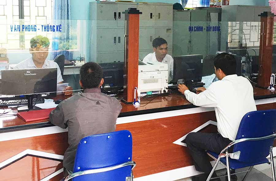 Người dân đến giao dịch tại UBND xã Chư Đăng Ya (huyện Chư Pah). Ảnh: M.N