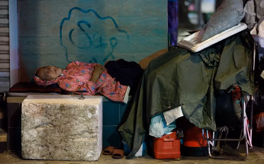 Người lao động mất việc lang thang ngủ tạm bợ trên vỉa hè. Ảnh: Lam Ngọc