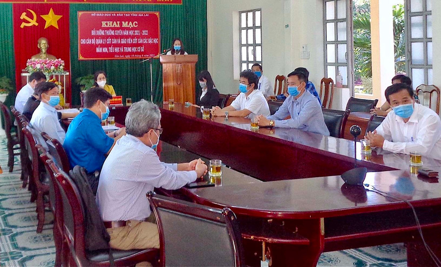 Quang cảnh khai mạc lớp bồi dưỡng cán bộ quản lý và giáo viên cốt cán bậc mầm non, tiểu học và THCS năm học 2021-2022. Ảnh: Mộc Trà Quang cảnh khai mạc lớp bồi dưỡng cán bộ quản lý và giáo viên cốt cán bậc mầm non, tiểu học và THCS năm học 2021-2022. Ảnh: Mộc Trà