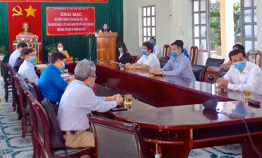 Quang cảnh khai mạc lớp bồi dưỡng cán bộ quản lý và giáo viên cốt cán bậc mầm non, tiểu học và THCS năm học 2021-2022. Ảnh: Mộc Trà