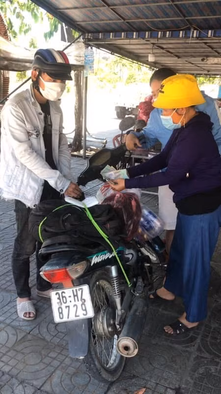 Chàng trai được người dân Quảng Nam tốt bụng mua giúp xe máy cũ, cho tiền để về quê