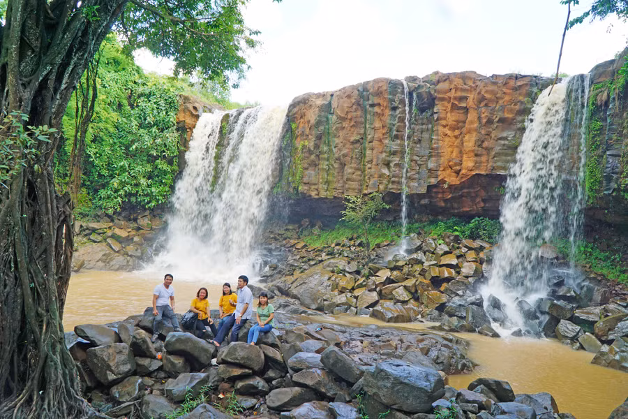 Cao hơn 10 m, thác Ông Đông/Ông Đồng chính tên là Jrai Glong/Thác Cao. Ảnh: Nguyễn Quang Tuệ