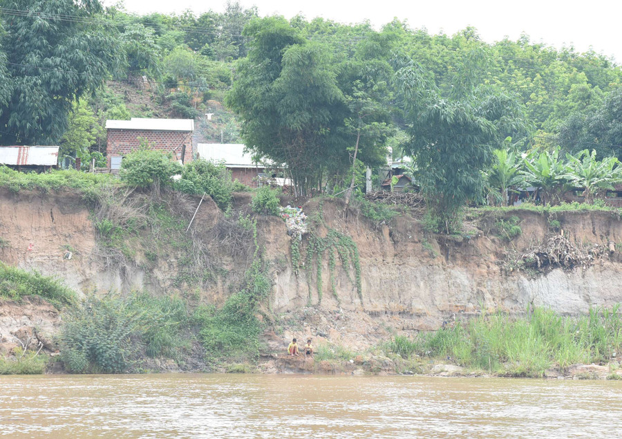 Nhiều điểm sạt lở dọc sông Đăk Bla qua thành phố Kon Tum. Ảnh: PN 