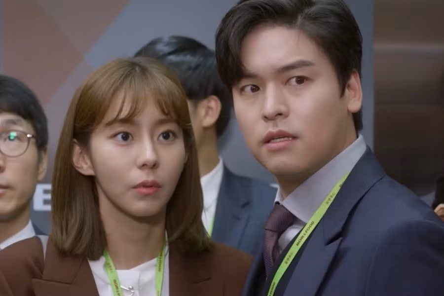 Ở bản Hàn, Lee Jang Woo đảm nhận vai nam chính Wang Dae Ryuk - một tài phiệt thứ hệ thứ 2 và là trưởng bộ phận của một công ty thực phẩm. Anh tình cờ gặp gỡ và nảy sinh tình cảm với Kim Do Ran (UEE), song chuyện tình của cả hai trải qua nhiều sóng gió rồi mới có được hạnh phúc. Ảnh: Cắt phim.