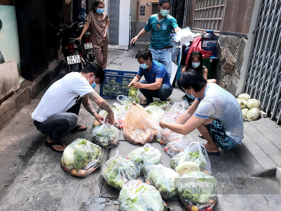 Phân chia các túi thực phẩm cho người dân phường 5, quận 3. Ảnh: B.D