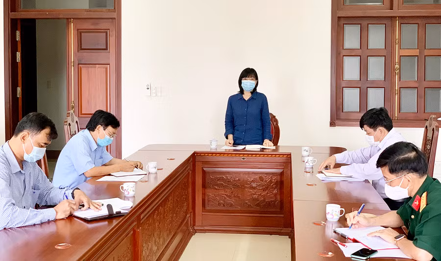 Ông Hồ Ngọc Gia-Giám đốc CDC Gia Lai thông tin tình hình dịch bệnh trên địa bàn tỉnh tại cuộc họp. Ảnh: Như Nguyện