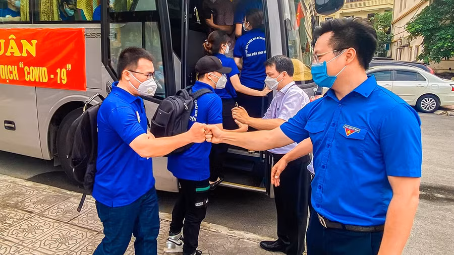 Lãnh đạo Thành đoàn Hà Nội động viên thanh niên lên đường chống dịch Covid-19. Ảnh BTC cung cấp