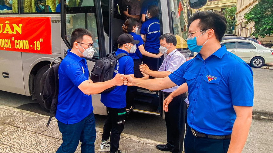 Lãnh đạo Thành đoàn Hà Nội động viên thanh niên lên đường chống dịch Covid-19. Ảnh BTC cung cấp