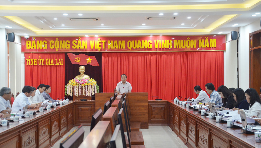 Đồng chí Châu Ngọc Tuấn-Phó Bí thư Thường trực Tỉnh ủy, Trưởng đoàn đại biểu Quốc hội tỉnh làm việc với Tổ xây dựng dự thảo Nghị quyết của Ban Chấp hành Đảng bộ tỉnh về chương trình trọng tâm thứ nhất vào tháng 3-2021. Ảnh: Phương Linh  Đồng chí Châu Ngọc Tuấn-Phó Bí thư Thường trực Tỉnh ủy, Trưởng đoàn đại biểu Quốc hội tỉnh làm việc với Tổ xây dựng dự thảo Nghị quyết của Ban Chấp hành Đảng bộ tỉnh về chương trình trọng tâm thứ nhất vào tháng 3-2021. Ảnh: Phương Linh