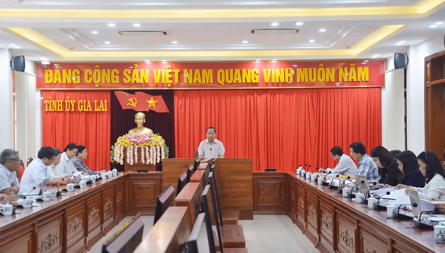  Đồng chí Châu Ngọc Tuấn-Phó Bí thư Thường trực Tỉnh ủy, Trưởng đoàn đại biểu Quốc hội tỉnh làm việc với Tổ xây dựng dự thảo Nghị quyết của Ban Chấp hành Đảng bộ tỉnh về chương trình trọng tâm thứ nhất vào tháng 3-2021. Ảnh: Phương Linh