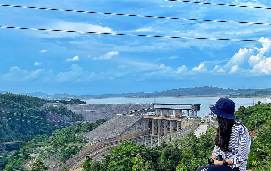 Khung cảnh thiên nhiên bình yên ở đập thủy điện Ia Ly. Ảnh: Hoàng Ngọc Khung cảnh thiên nhiên bình yên ở đập thủy điện Ia Ly. Ảnh: Hoàng Ngọc