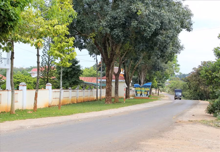 Tuyến đường từ các bản làng xã Đắk Ngo (huyện Tuy Đức, tỉnh Đắk Nông) nối liền Quốc lộ 14 được người dân nơi đây gọi là con đường “hạnh phúc”. Ảnh: Phan Tuấn