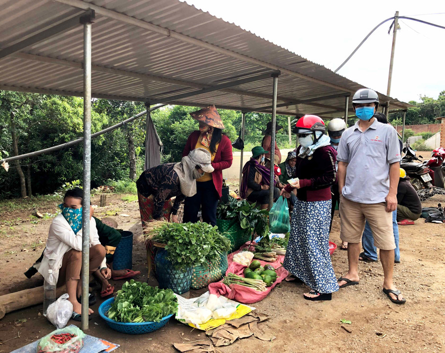 Điểm họp chợ tự phát tại làng Blang 2 (xã Ia Dêr, huyện Ia Grai) đã được bố trí, di dời vào khu đất trống xa đường đảm bảo ATGT. Ảnh: Lê Hòa