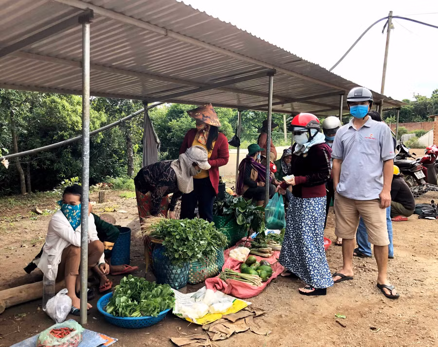 Điểm họp chợ tự phát tại làng Blang 2 (xã Ia Dêr, huyện Ia Grai) đã được bố trí, di dời vào khu đất trống xa đường đảm bảo ATGT. Ảnh: Lê Hòa