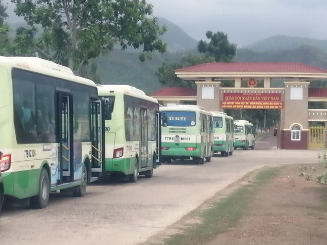 Đoàn xe đưa các công dân về từ TP.HCM đi cách ly tập trung. Ảnh: Võ Gia