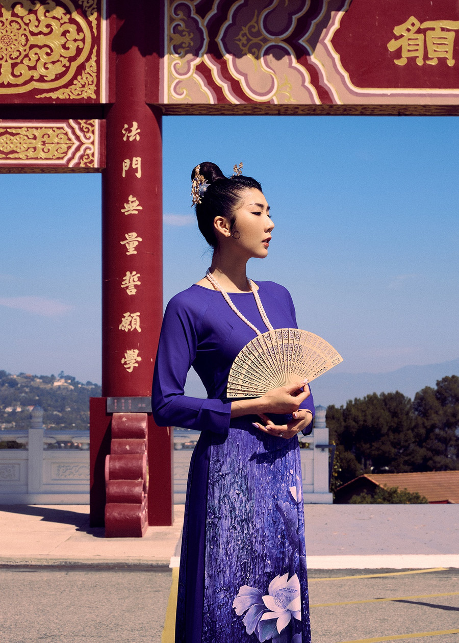 Bên cạnh đó, cô cũng chọn dịp lễ Vu Lan này để chia sẻ bộ ảnh áo dài mới của mình. Mặc dù chú trọng các thiết kế phá cách để hợp với xu hướng nhưng người đẹp vẫn bảo tồn những nét đẹp xưa cũ. Cho nên, Ngọc Quyên quyết định chọn các màu đơn sắc và tạo điểm nhấn bằng chi tiết in 3D ở phần tà áo. Ảnh: NVCC