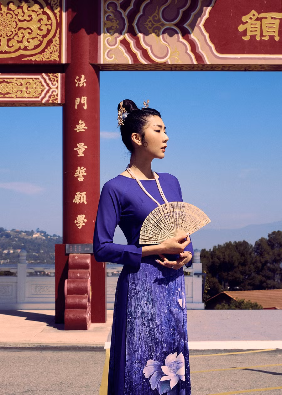 Bên cạnh đó, cô cũng chọn dịp lễ Vu Lan này để chia sẻ bộ ảnh áo dài mới của mình. Mặc dù chú trọng các thiết kế phá cách để hợp với xu hướng nhưng người đẹp vẫn bảo tồn những nét đẹp xưa cũ. Cho nên, Ngọc Quyên quyết định chọn các màu đơn sắc và tạo điểm nhấn bằng chi tiết in 3D ở phần tà áo. Ảnh: NVCC