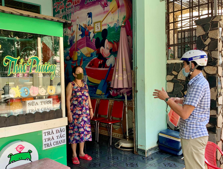Cán bộ kiểm tra, nhắc nhở các cơ sở kinh doanh trên địa bàn quản lý thực hiện nghiêm các quy định trong phòng-chống dịch. Ảnh: Như Nguyện