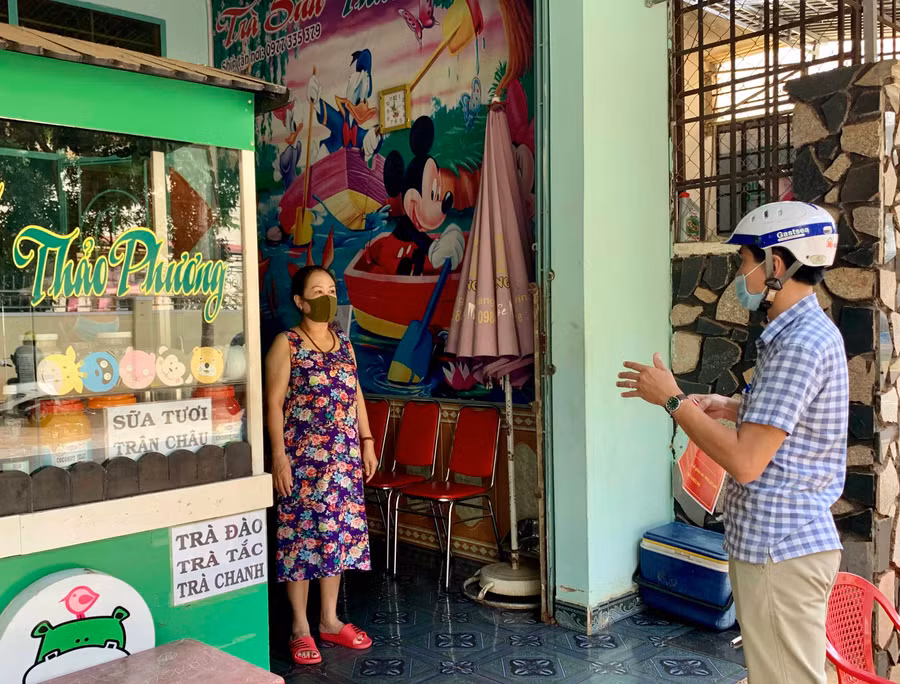 Cán bộ kiểm tra, nhắc nhở các cơ sở kinh doanh trên địa bàn quản lý thực hiện nghiêm các quy định trong phòng-chống dịch. Ảnh: Như Nguyện