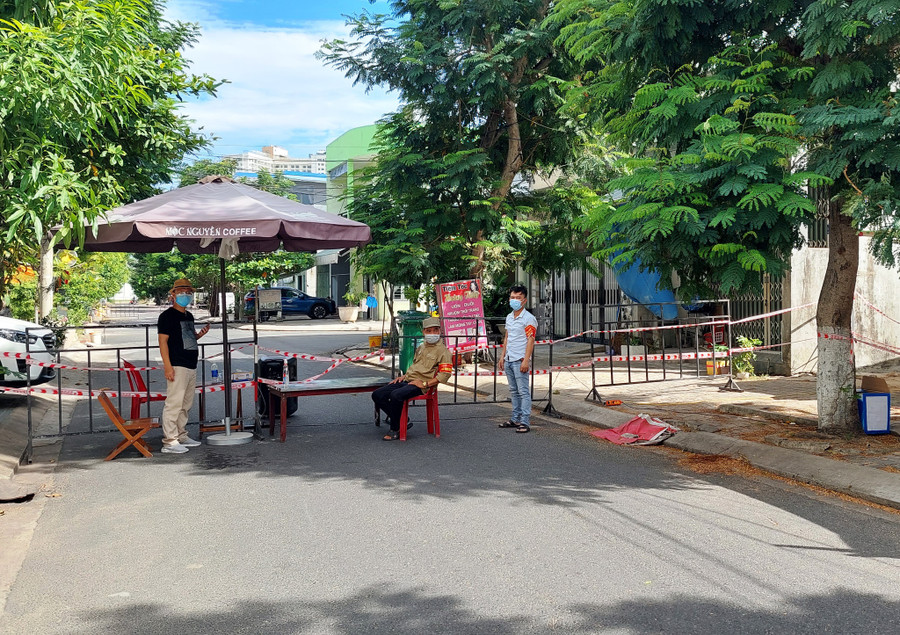 Các địa phương sẽ điều chỉnh các chốt trên các đường chính nhằm tăng cường lực lượng kiểm tra, xử phạt người dân vi phạm lệnh cấm ra đường. Ảnh: HOÀNG SƠN