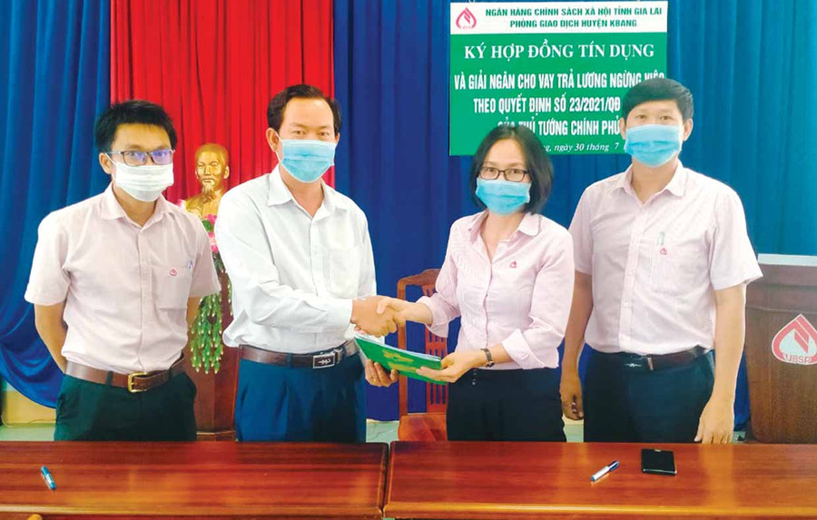 Phòng Giao dịch Ngân hàng Chính sách Xã hội huyện Kbang ký kết hợp đồng và giải ngân vốn vay trả lương ngừng việc cho doanh nghiệp trên địa bàn. Ảnh: Sơn Ca Phòng Giao dịch NNgân hàng Chính sách Xã hội huyện Kbang ký kết hợp đồng và giải ngân vốn vay trả lương ngừng việc cho doanh nghiệp trên địa bàn. Ảnh: Sơn Ca
