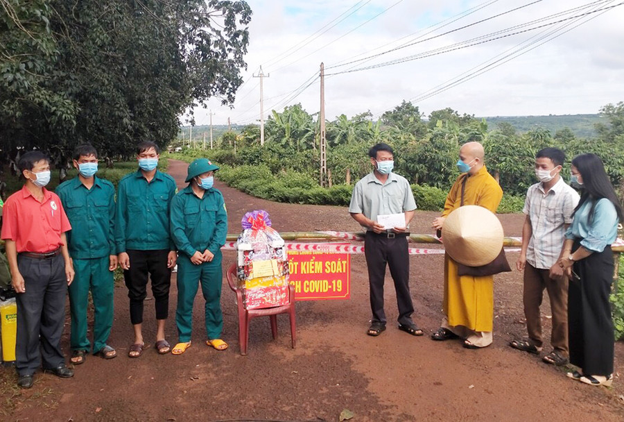 Tặng quà cho lực lượng phòng-chống dịch tại chốt kiểm soát ở làng Blút Roh (xã Al Bá, huyện Chư Sê). Ảnh: Hồng Ngọc Tặng quà cho lực lượng phòng-chống dịch tại chốt Kiểm soát dịch làng Blut Roh (, xã Al Bá, huyện Chư Sê). Ảnh: Hồng Ngọc