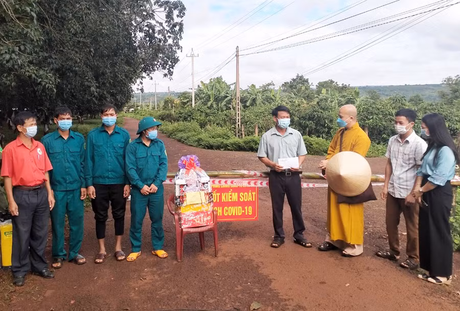Tặng quà cho lực lượng phòng-chống dịch tại chốt Kiểm soát dịch làng Blut Roh (, xã Al Bá, huyện Chư Sê). Ảnh: Hồng Ngọc