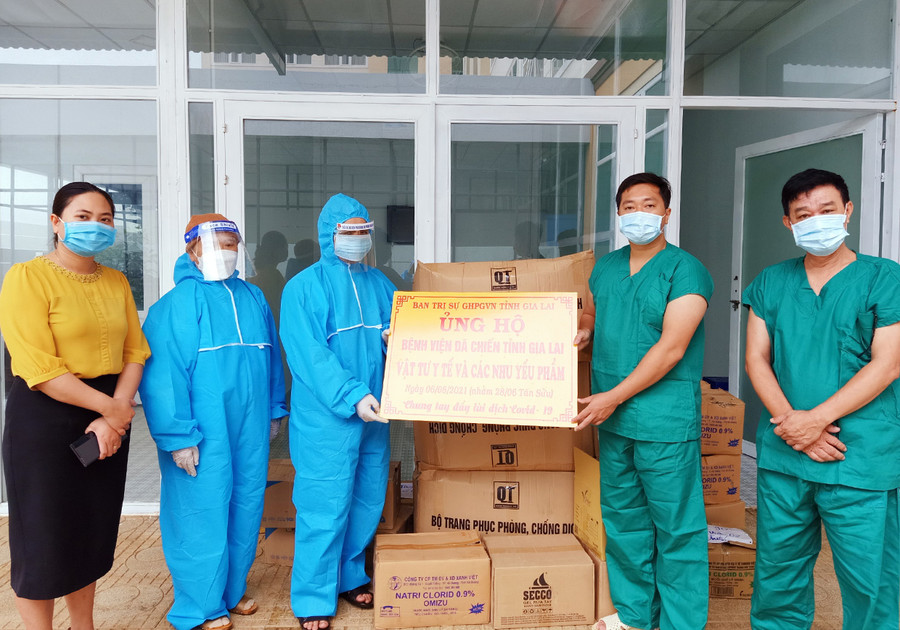 Ban Trị sự Giáo hội Phật giáo Việt Nam tỉnh ủng hộ vật tư y tế cho các cơ sở điều trị bệnh Covid-19 trước dịp lễ Vu lan năm nay. Ảnh: Thanh Nhật Ban Trị sự Giáo hội Phật giáo Việt Nam tỉnh ủng hộ vật tư y tế cho các cơ sở điều trị bệnh Covid-19 trước dịp lễ Vu lan năm nay. Ảnh: Thanh Nhật