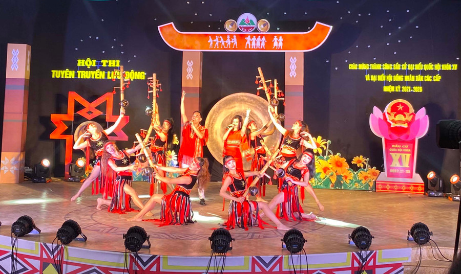 Nhà hát Ca múa nhạc tổng hợp Đam San thực hiện ghi hình chương trình tham gia Hội thi tuyên truyền lưu động toàn quốc năm 2021. Ảnh: Phương Vi Nhà hát Ca múa nhạc tổng hợp Đam San thực hiện ghi hình chương trình tham gia Hội thi tuyên truyền lưu động toàn quốc năm 2021. Ảnh: Phương Vi