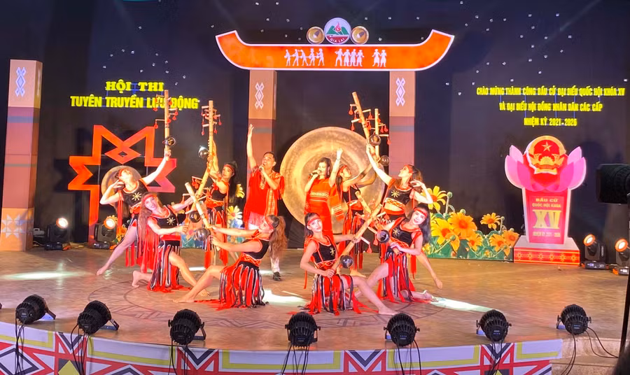 Nhà hát Ca múa nhạc tổng hợp Đam San thực hiện ghi hình chương trình tham gia Hội thi tuyên truyền lưu động toàn quốc năm 2021. Ảnh: Phương Vi